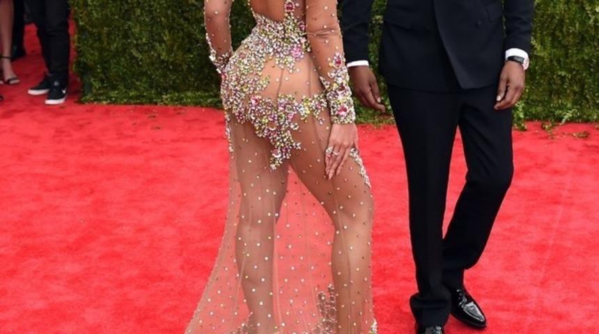 Met Gala 2015'e Katılan &Uuml;nl&uuml;ler Neler Giydi? 