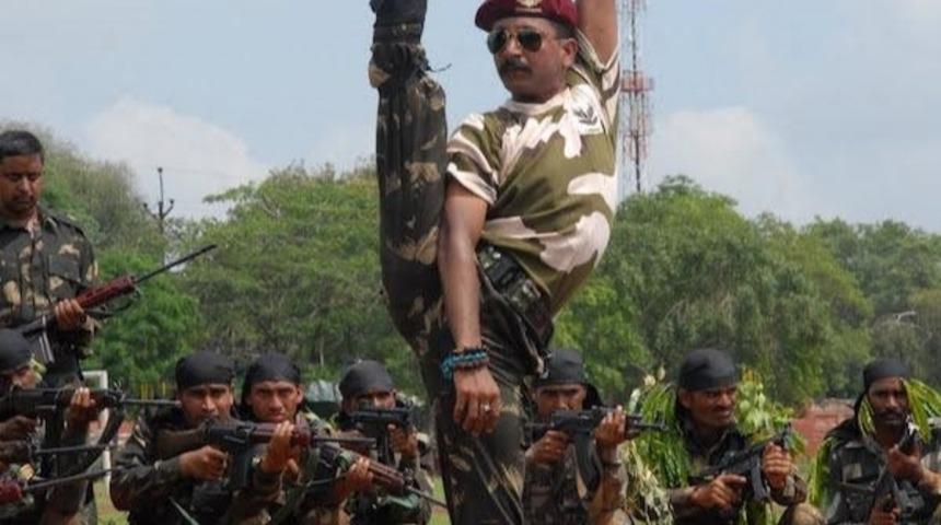 Hintli Komandonun Bacak A&ccedil;ma Hareketi İnanılmaz 17 Fotoşop Eserine Neden Oldu