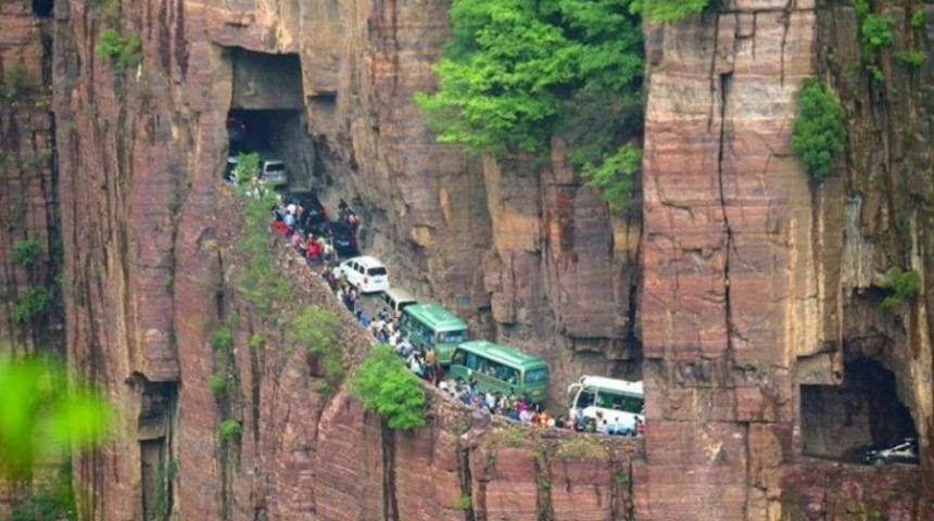 &Ccedil;in Dağlarında Korkun&ccedil; Yol Tıkanıklığı