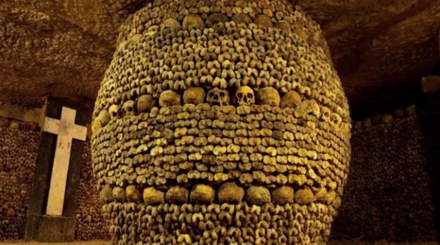 Ger&ccedil;ek İskeletleri Toplayıp Dekorasyon Yapıyorlar