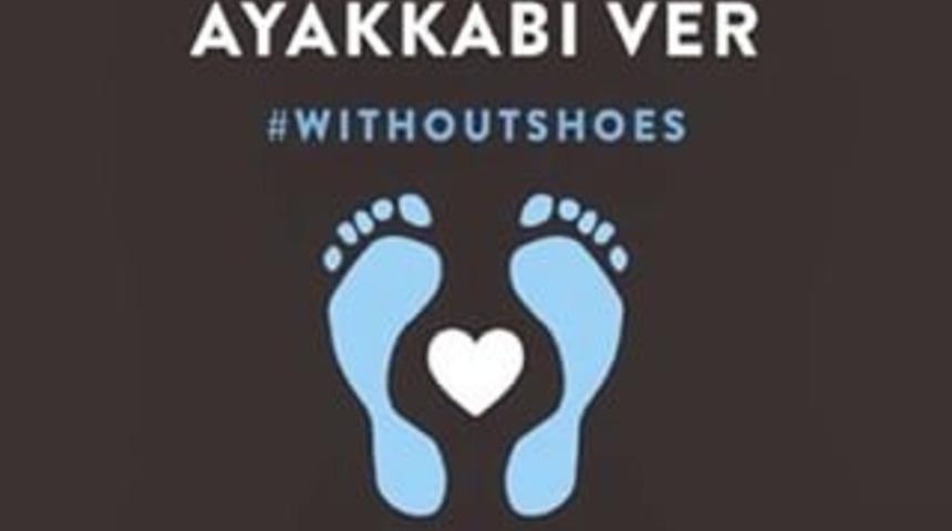 Her &Ccedil;ıplak Ayak Fotoğrafı İ&ccedil;in İhtiyacı Olan Bir &Ccedil;ocuğa Ayakkabı
