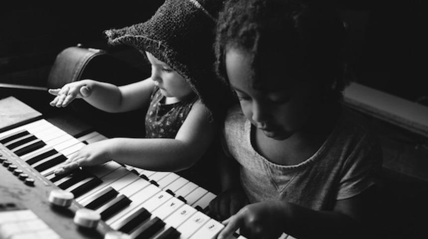 Birlikte B&uuml;y&uuml;yen &Uuml;vey Kardeşlerin Aralarındaki İnanılmaz Bağ