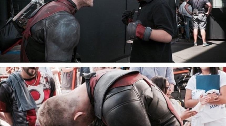 Ryan Reynolds Deadpool Kost&uuml;m&uuml;yle Kanserli &Ccedil;ocuğu Sevindirdi