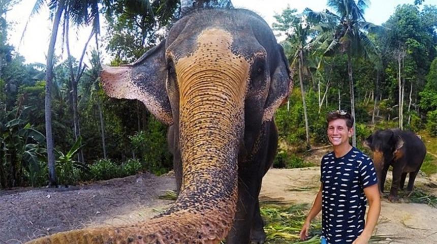 Adamın GoPro'sunu &Ccedil;alıp Selfie &Ccedil;eken Fil Olur mu?