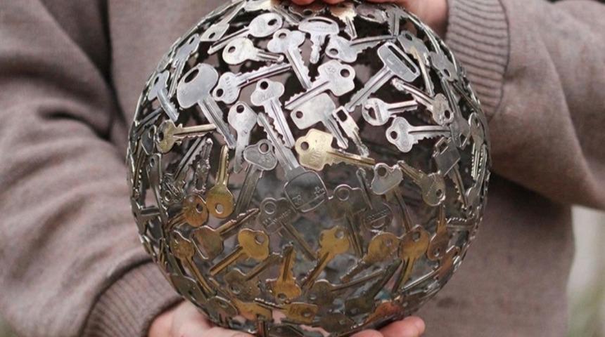 Eski Anahtar Ve Bozuk Paralardan &Uuml;rettiği Eserlerle G&ouml;renleri Şaşkına Uğratan Kanadalı Moerkey'i G&ouml;rmelisin! 