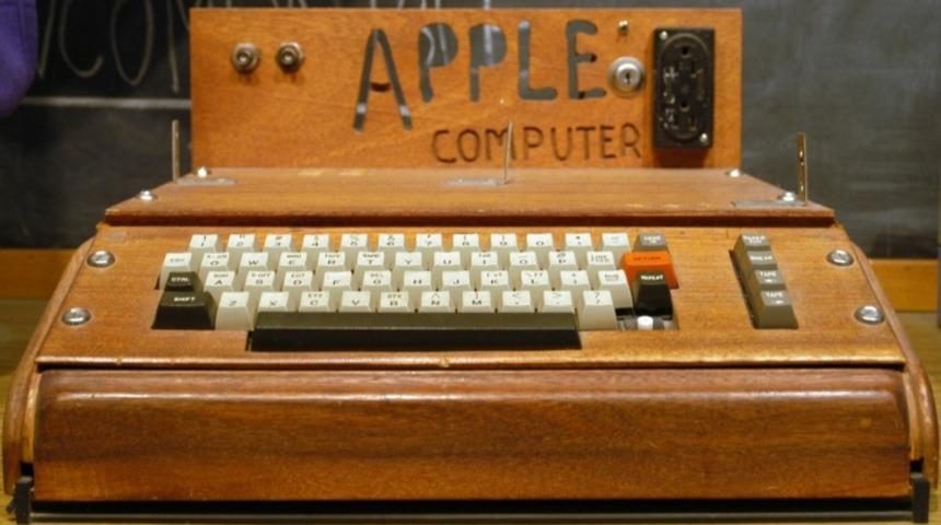 Geri D&ouml;n&uuml;ş&uuml;m Merkezi 200,000 Dolarlık Apple Bilgisayar Bırakan Kadını Arıyor