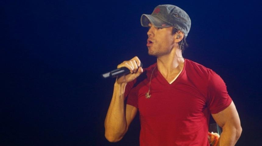Enrique Iglesias Drone Tutacağım Diye Konserde Parmaklarını Par&ccedil;aladı