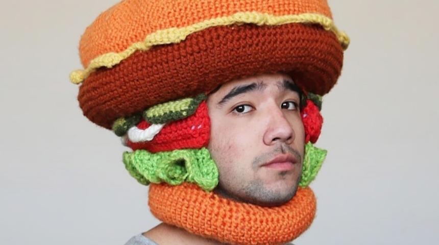 D&uuml;nyanın En Gereksiz Şapkalarını &Ouml;ren Ve Onları Kendi Kullanan Adam