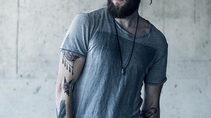 17 Fotoğrafla Erkekte Sakal-Topuz Kombinasyonunun Dayanılmaz Kışkırtıcılığı