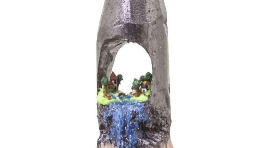 Kurşun Kalemlerin U&ccedil;ları Oyularak Yapılmış Minik Heykeller