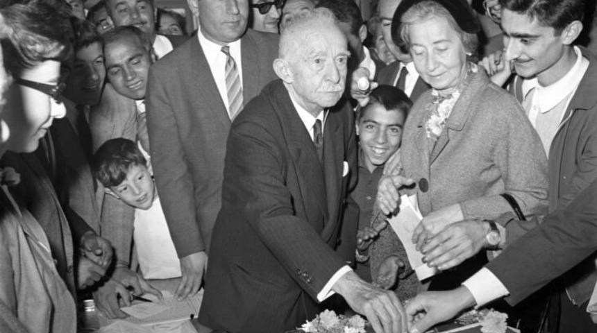 1961 Yılından G&uuml;n&uuml;m&uuml;ze Sandık Başında Poz Veren Siyaset&ccedil;iler