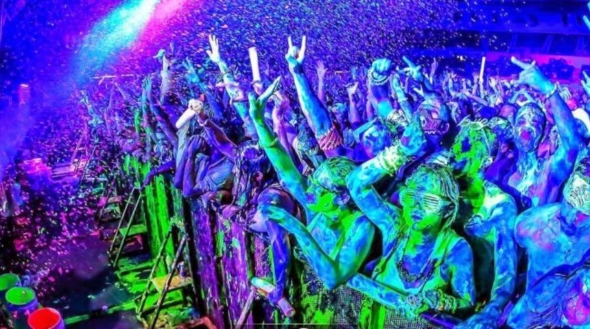 Bu Partiye Gidenleri Baştan Ayağa Boyuyorlar