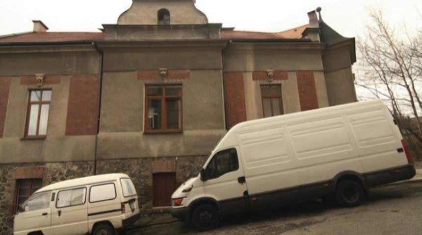 Minib&uuml;s Tipi Eski Ara&ccedil;tan Minik Bir Ev Yapmak