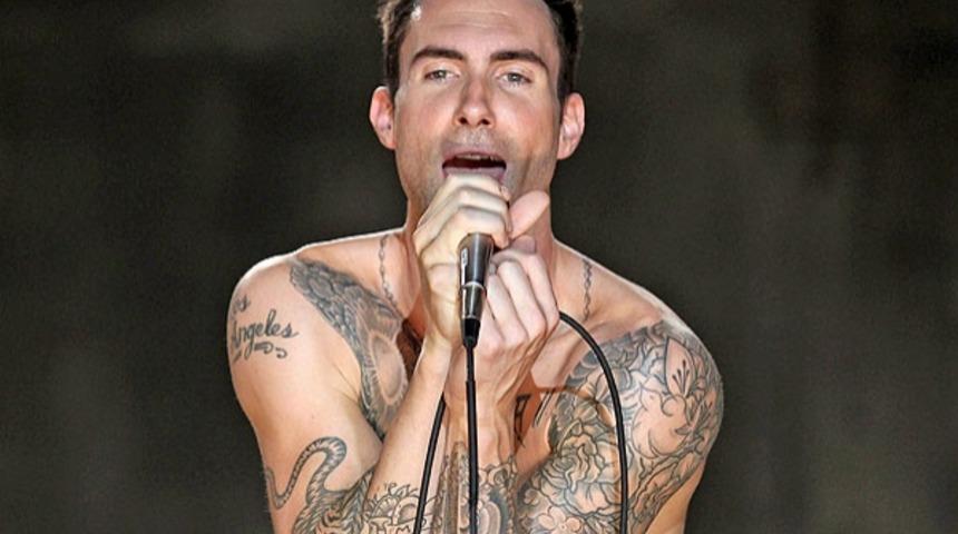 Evlikleriyle Gen&ccedil; Kızları H&uuml;zne Boğan Yakışıklılar