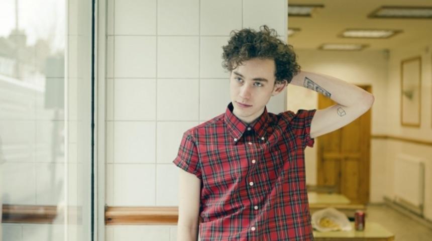 Esas Oğlanlar: Sahneden Ekrana, Ekrandan Sahneye Olly Alexander'in Hayralık Uyandırıcı Yetenekleri