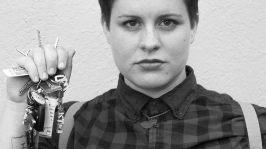 Kadınlar Yanlarında Kendilerini Olası Bir Saldırıdan Korumak İ&ccedil;in Taşıdıkları Objeleri G&ouml;sterdi