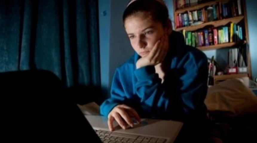 Uzmanlara Göre Çoğu Genç Seksin Hardcore Pornolardaki Gibi Olması Gerektiğini Sanarak Büyüyor