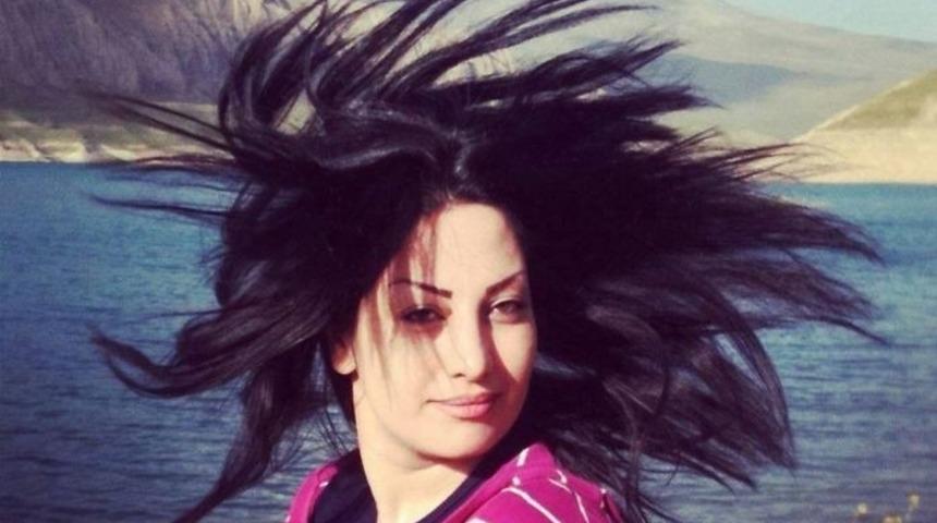 İran'lı Kadınlar, İran'daki Katı Başörtüsü Zorunluluğu Yasasını Protesto Etmek için Başı Açık Fotoğraflarını Paylaşıyorlar