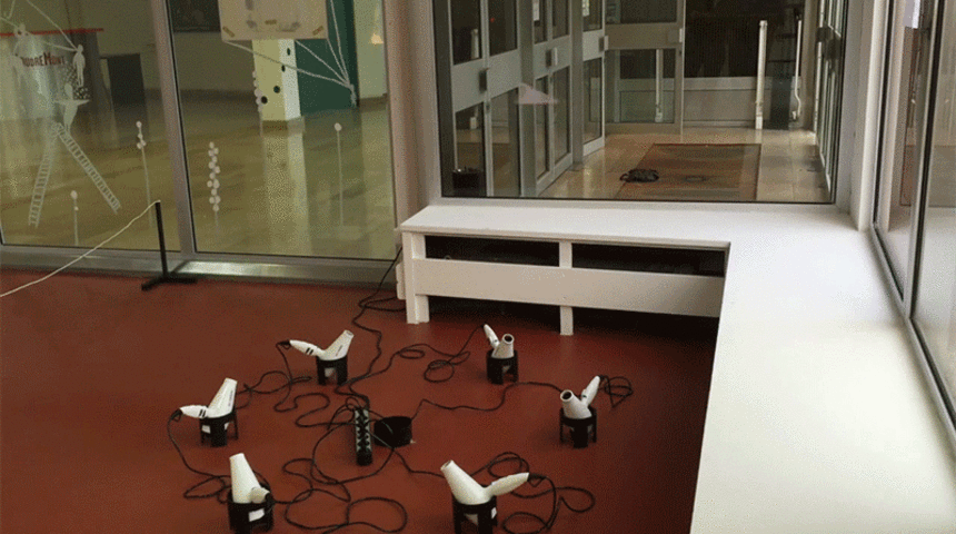 Belirli A&ccedil;ılarda Yerleştirilen Sa&ccedil; Kurutma Makineleriyle Devamlı U&ccedil;an Kağıt U&ccedil;ak