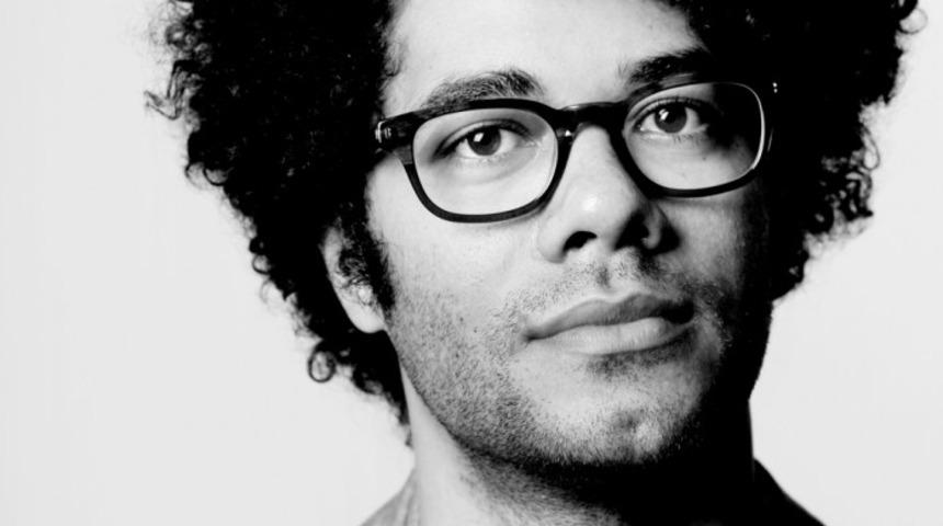 Esas Oğlanlar: Hem Kamera &Ouml;n&uuml;nde Hem de Arkasında Eşsiz Başarılarıyla Richard Ayoade