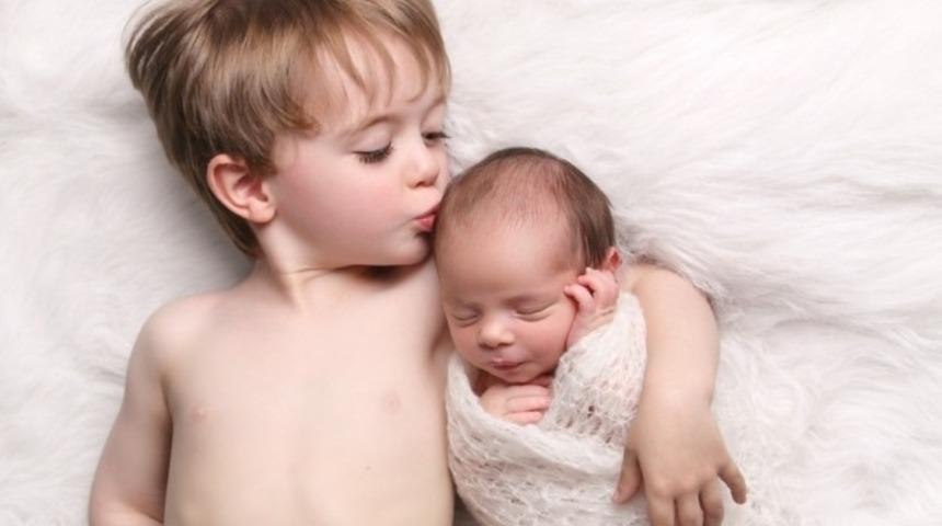 Kardeşleriyle İlk Defa Karşılaşan &Ccedil;ocukların Enfes Tepkileri!