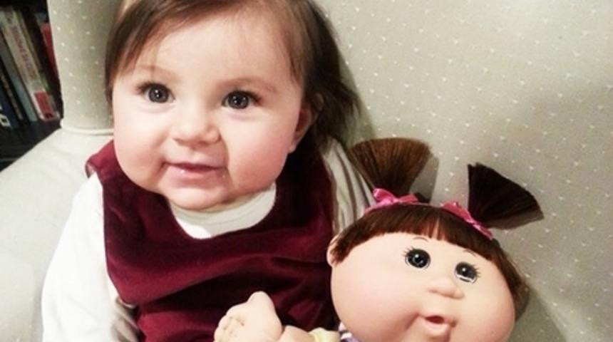 Oyuncaklarıyla Birebir Aynı G&ouml;r&uuml;nen 20 Sevimlilik Abidesi Bebek