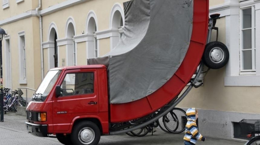 Almanya'nın Karlsruhe Şehrinde, B&uuml;k&uuml;lm&uuml;ş Araba Heykeline Park Cezası Kesildi