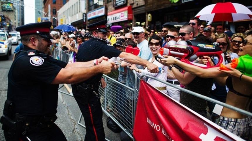 D&uuml;nyanın Farklı &Uuml;lkelerindeki Polislerden 'Onur Y&uuml;r&uuml;y&uuml;ş&uuml;' Manzaraları