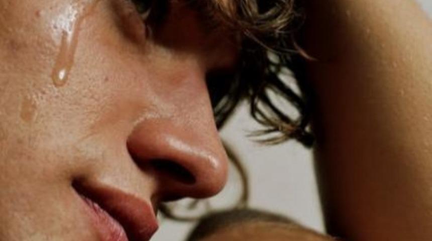 8 Maddede Erkekler İ&ccedil;in Toplum İ&ccedil;inde &Ccedil;aktırmadan Ağlama Kılavuzu