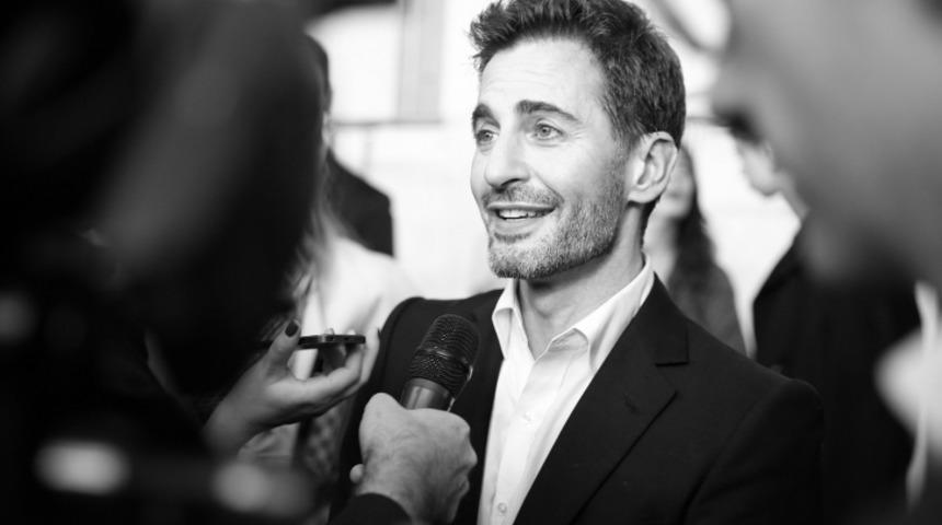 (+18) &Uuml;nl&uuml; Tasarımcı Yanlışlıkla Instagram'a &Ccedil;ıplak Fotoğrafını Y&uuml;kledi