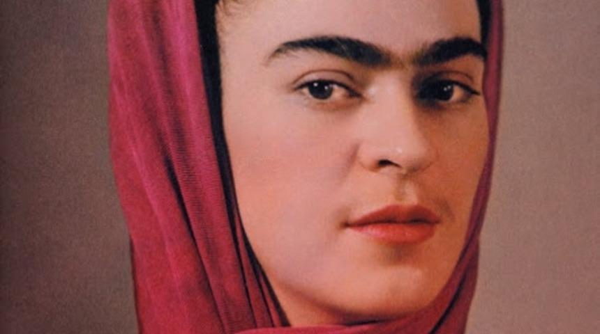 Pop&uuml;ler K&uuml;lt&uuml;r İkonu Haline Gelen Ressam Frida Kahlo'nun Renklendirilmiş Fotoğraflarına Bayılacaksınız!