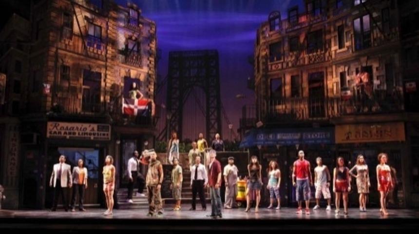 Tiyatro Oyunu Başlamadan Önce Telefonunu Şarj Etmek İçin Sahneye Fırladı