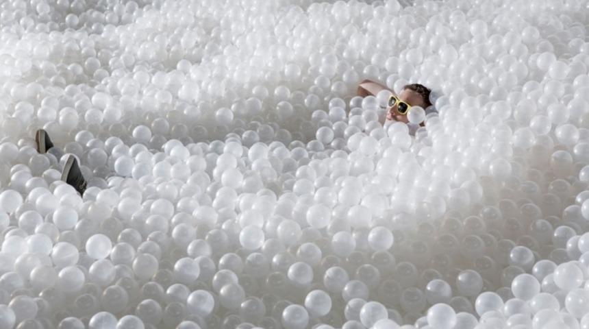 1 Milyon Plastik Topun İ&ccedil;inde Y&uuml;zmeye Ne Dersiniz? 