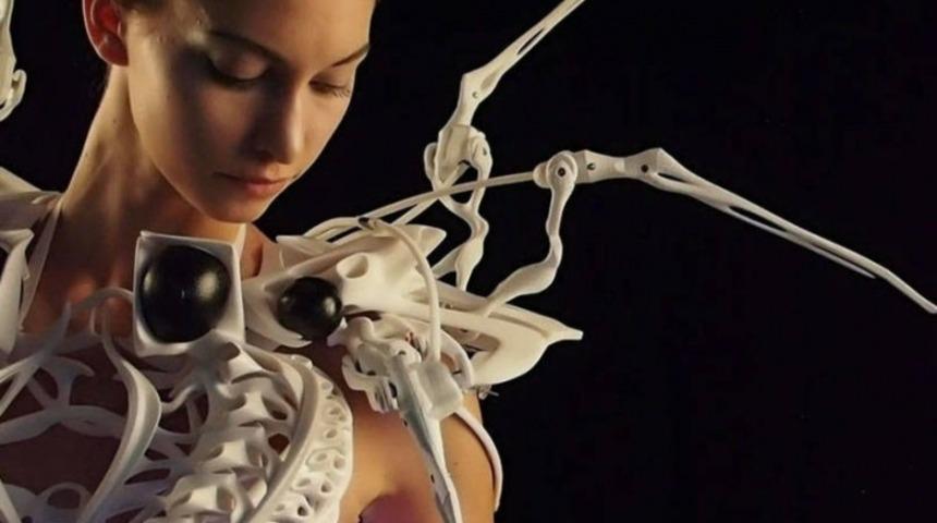 Kişisel Alana &Ccedil;ok &Ouml;nem Veren Sanat&ccedil;ı, Yaklaşan İnsanları Uzaklaştıran Kıyafet Tasarladı