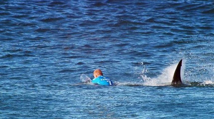K&ouml;pekbalığı Saldırısından Canlı  Kurtulan S&ouml;rf&ccedil;&uuml; Mick Fanning M&uuml;barek İnsanmış