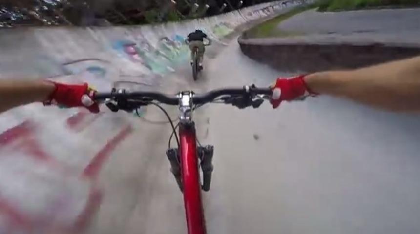 Kızak (Bobsleigh) Pistinde Son Hızla Bisiklet S&uuml;ren &Ccedil;ılgın Dağ Bisiklet&ccedil;ileri