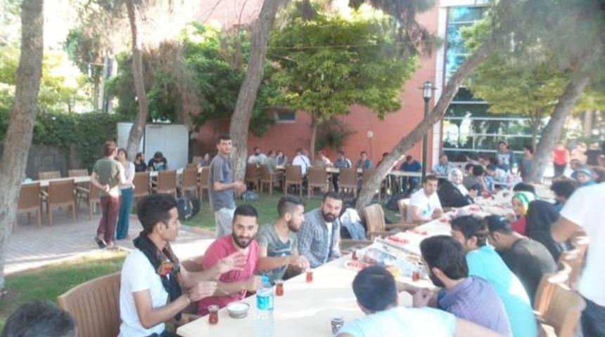  Suru&ccedil;'ta Ger&ccedil;ekleşen Canlı Bomba Saldırısına &Uuml;nl&uuml;ler Ne Tepki Verdi?