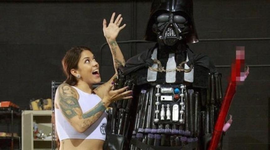 Porno Yıldızı da Darth Vader'i Doğal Olarak Seks Oyuncaklarından Oluşturuyor