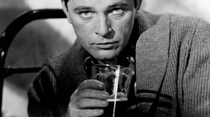 Alkolizm Y&uuml;z&uuml;nden Hayatları Mahvolan 10 &Uuml;nl&uuml;