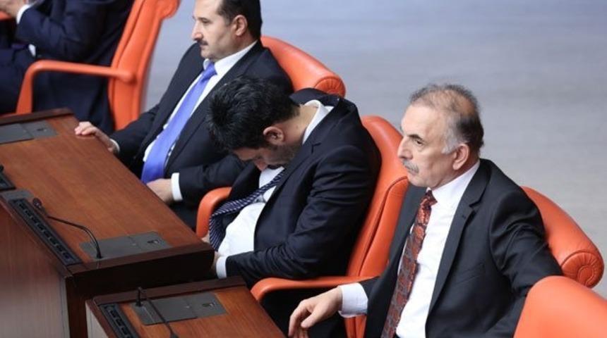 AK Parti İstanbul Milletvetili Uğur Işılak Mecliste Uyuyakaldı, Eleştirileri Topladı! 