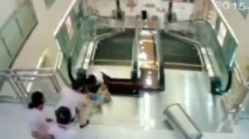 &Ccedil;in'de Y&uuml;r&uuml;yen Merdiven Kadını Yuttu, Oğlu Kurtuldu!