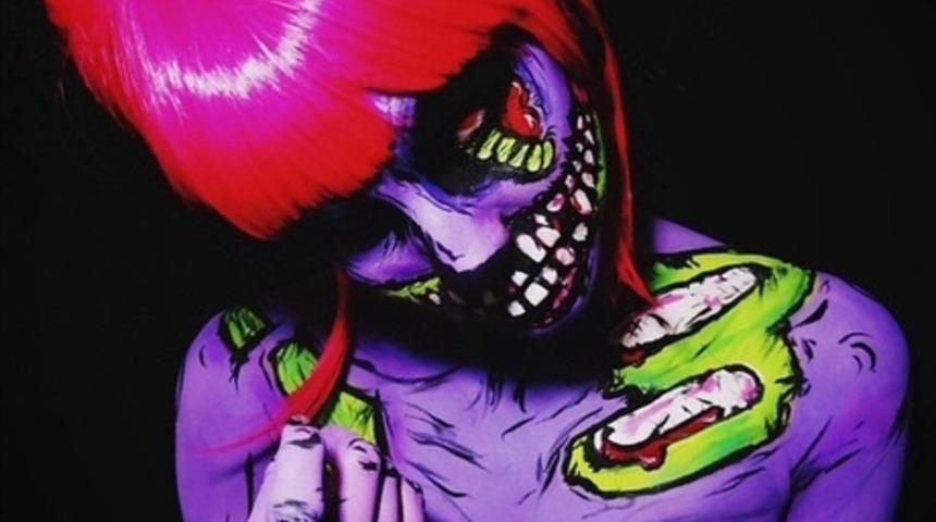 V&uuml;cut Boyama Sanatını Kendi V&uuml;cudunda İcra Eden Sanat&ccedil;ının 16 V&uuml;cut Boyama Eseri