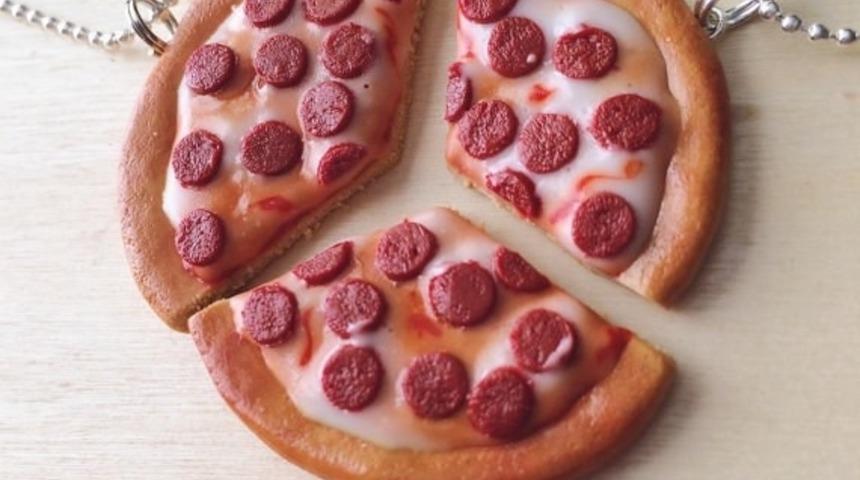 Sadece En Yakın Arkadaşlarıyla Siyam İkizi Gibi Takılan Kadınların Sevebileceği 19 Lezzetli Kolye