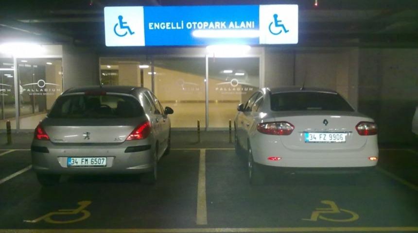 Arabasını Engelli Park Yerine Koyan Adam Hayatının Ayarını Yedi