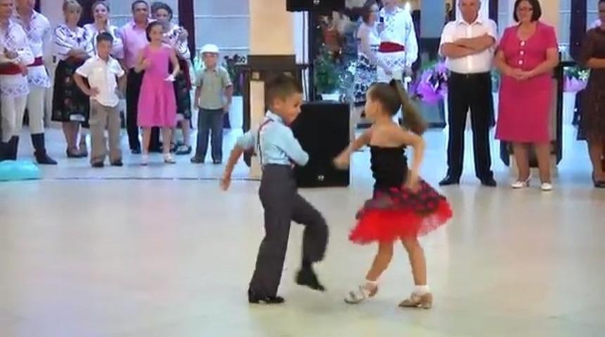 Altı Yaşındaki Minnoşlardan 'Yok Artık!' Diyeceğiniz Bir Performans!