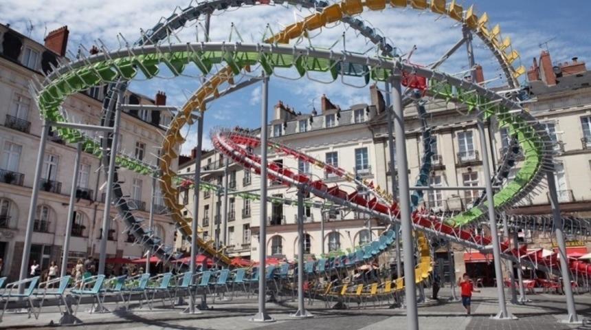 1200 Adet Kafe Sandalyesinden Oluşan Yer&ccedil;ekimine Meydan Okuyan Heykel