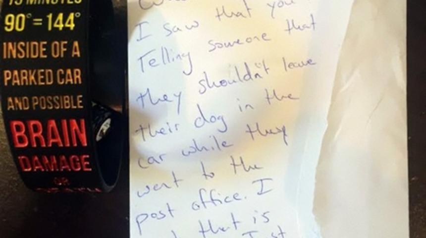 Bir Adamın Arabasının &Ouml;n Camına Bırakılmış Bulduğu Şaşırtıcı Not