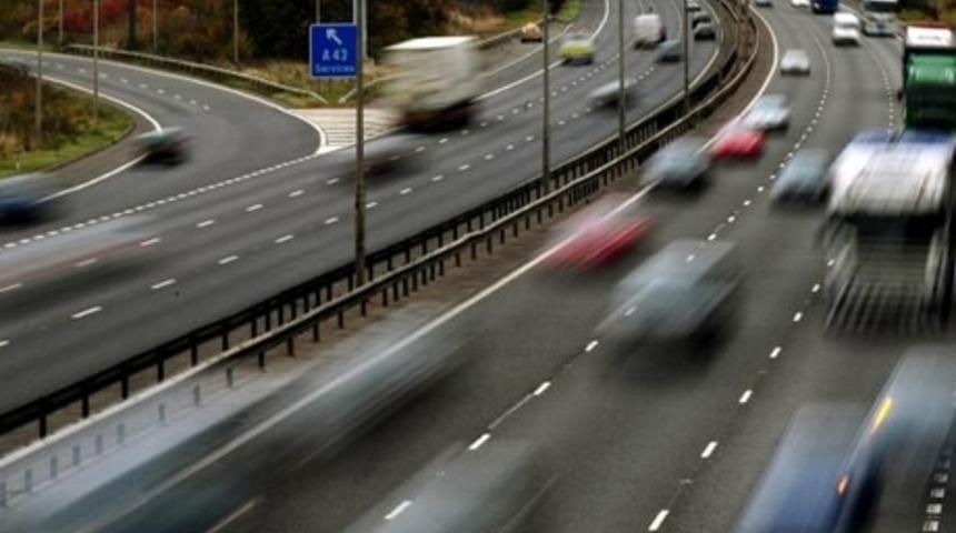 Elektrikli Otomobili Şarj Eden Yol