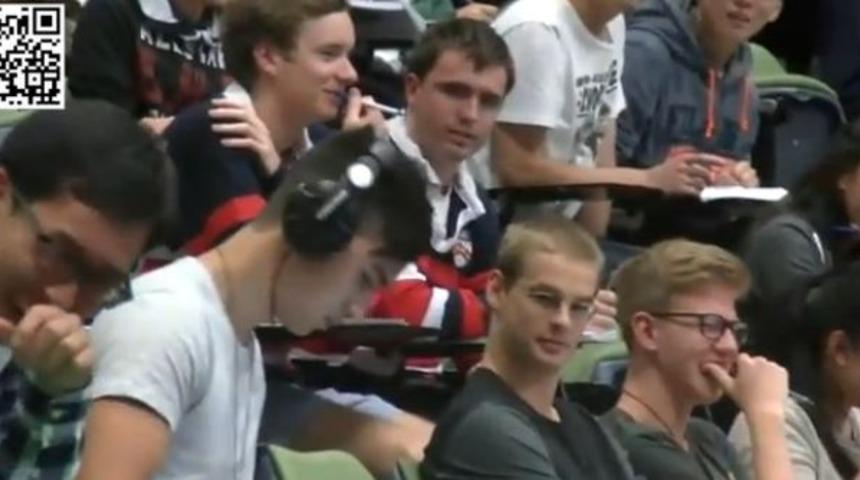 Sınıfta Porno İzlerken Yakalanan &Ccedil;ocuk (Video)