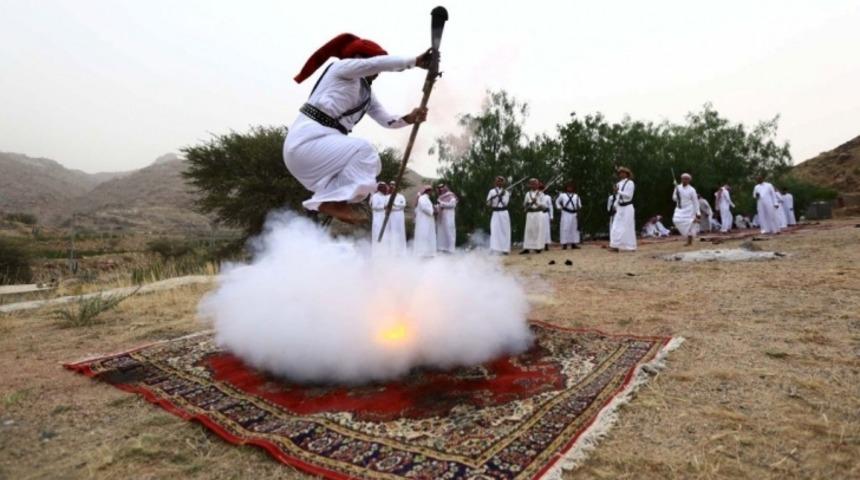 Arapların Niye Yaptıklarına Anlam Veremediğimiz Bir Olay Daha: Yere Sıkıp Zıplamak